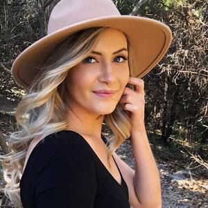 Meet your Posher, Elizabeth